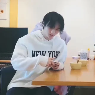 Sticker from hyunjin @ARA2VH
