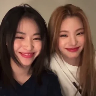 Sticker from . ‘ RYUJIN AND YEJI : @MIY1LIO
