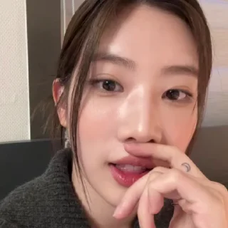 Sticker from # kim lip ' @sw5uf ❗️
