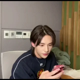 Sticker from hyunjin (vlive092622)