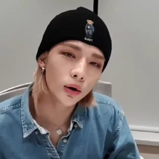 🧵 emoji ![🧵]¡Hyunjin by @kpop_ugolok Telegram sticker 13 of 30