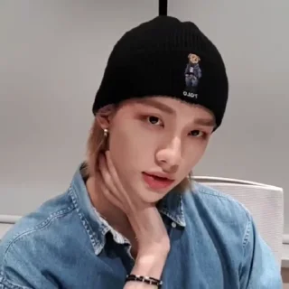 🧵 emoji ![🧵]¡Hyunjin by @kpop_ugolok Telegram sticker 21 of 30