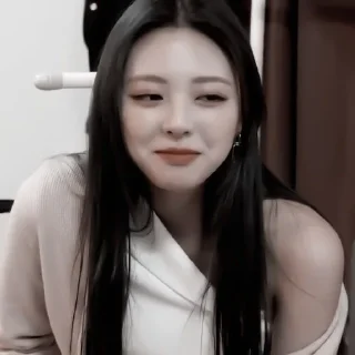 Sticker from @ronnihp — Yuna [🤰]