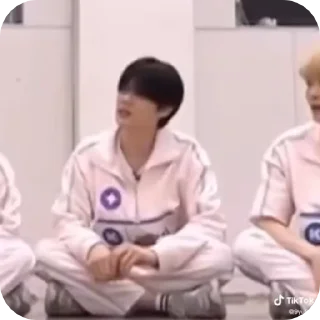 😛 emoji ким кюбин дебют Telegram sticker 16 of 20