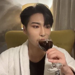 🍷 emoji вера любит эйтиз☁︎ Telegram sticker 23 of 71