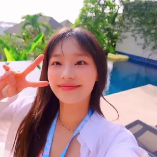 🥨 emoji [🥨] - chuu loona - @sinme_help Telegram sticker 20 of 25