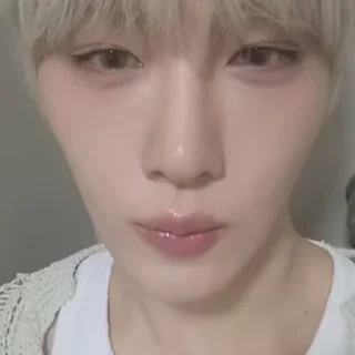 Sticker from @Vm0n7 hyunsuk