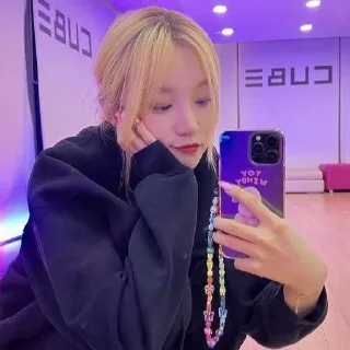Sticker from ::☁️(g)i-dle best girls☁️::
