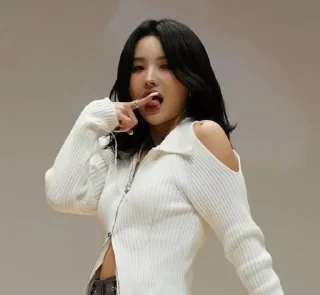 😚 emoji Соён-ии Telegram sticker 11 of 41