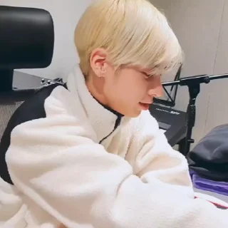 Sticker from taehyun @seawzn