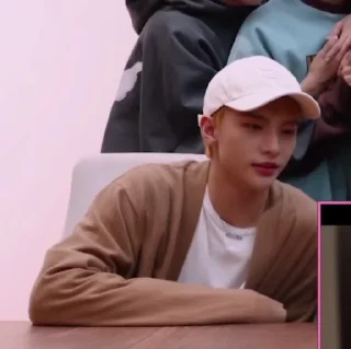 Sticker from hyunjin 143 @ARA2VH