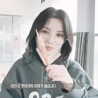 🥛 #𝐯𝐥𝐨𝐠: soyeon 230522 ;: by @paradismaudit, стикер Telegram 8 из 40