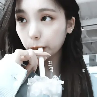˖ ་.YEJI ! ? ★ ▸ by @lomicor