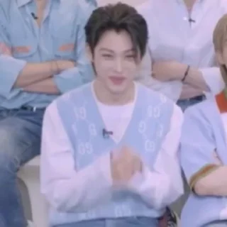 Sticker from 𝗕𝗹𝘂𝗲𝗵𝘆𝘂𝗻𝗹𝗶𝘅@skzgif1