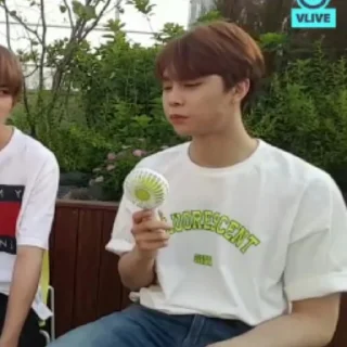 🎶 emoji : 🖇 : Yuta ، Taeyong ، Johnny Telegram sticker 20 of 73