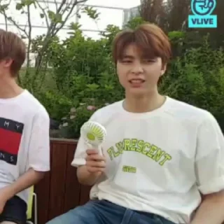 🎶 emoji : 🖇 : Yuta ، Taeyong ، Johnny Telegram sticker 10 of 73