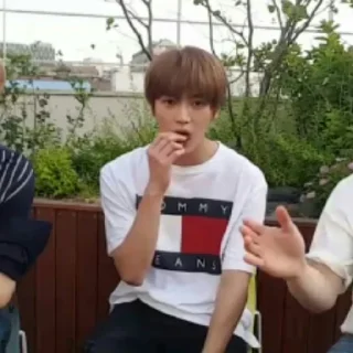 🎶 emoji : 🖇 : Yuta ، Taeyong ، Johnny Telegram sticker 24 of 73