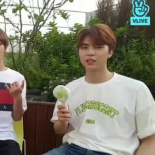 🎶 emoji : 🖇 : Yuta ، Taeyong ، Johnny Telegram sticker 9 of 73