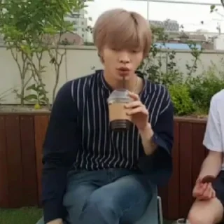 🎶 emoji : 🖇 : Yuta ، Taeyong ، Johnny Telegram sticker 18 of 73