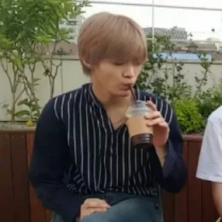 🎶 emoji : 🖇 : Yuta ، Taeyong ، Johnny Telegram sticker 5 of 73