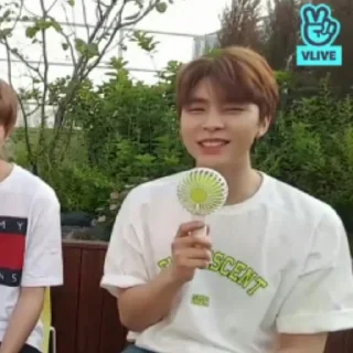🎶 emoji : 🖇 : Yuta ، Taeyong ، Johnny Telegram sticker 4 of 73