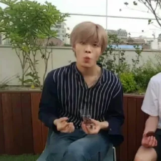 🎶 emoji : 🖇 : Yuta ، Taeyong ، Johnny Telegram sticker 15 of 73