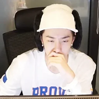 🤔 emoji Wang Yibo❤the king Telegram sticker 16 of 120