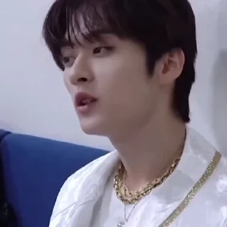 Sticker from 𝐒𝐊𝐙 𝐓𝐀𝐋𝐊𝐄𝐑 @SKZSEXY