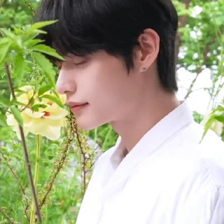🐚 emoji YOUTH Jacket Behind ⋮ @Zb1boyz Telegram sticker 10 of 50