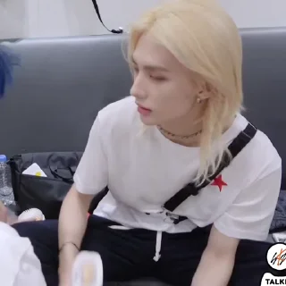 ☁️ @Hyunipaack‌‌  ٫  Versace boy, sticker Telegram 18 sur 40