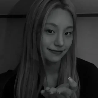 Sticker from Hwang Yeji · @liachy