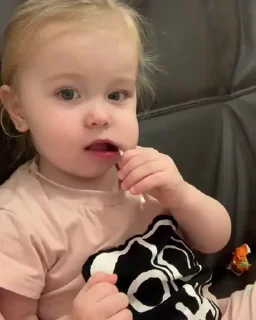 ❤ emoji Babys video @sticker_pack_channel — @stckrRobot Telegram sticker 22 of 50