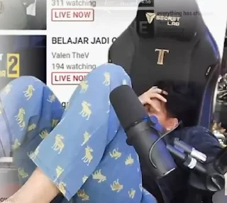 ☹ emoji Gak tau malas pen beli trek Telegram sticker 24 of 39