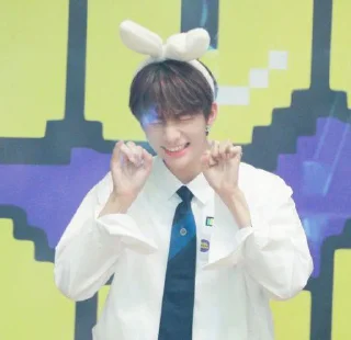Sticker from 𝐇𝐘𝐔𝐍𝐉𝐈𝐍. 3 🍯🐝！ | @HWGXN4N