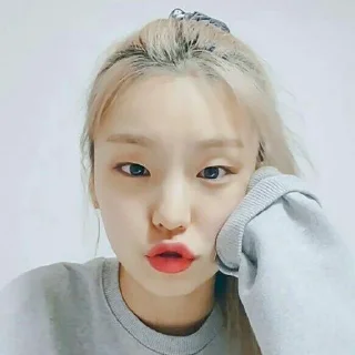 🦚 emoji hwang yeji @paketpuan Telegram sticker 9 of 101