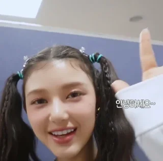 Sticker from ✧ ٠ 🫧 작은-danielle !♡ @moonivrse