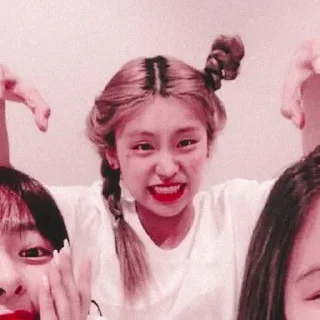 🦋 emoji ⋆  ̥ hwang yeji — @lilhyunjin Telegram sticker 16 of 45