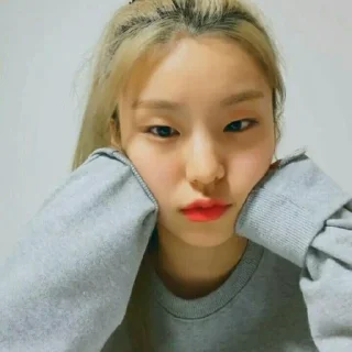 🦚 emoji hwang yeji @paketpuan Telegram sticker 6 of 101