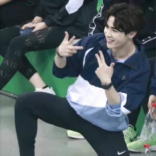 Sticker from Qian Kun @taehycng