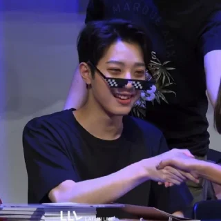 Sticker from Guanlin, @geuugeuu