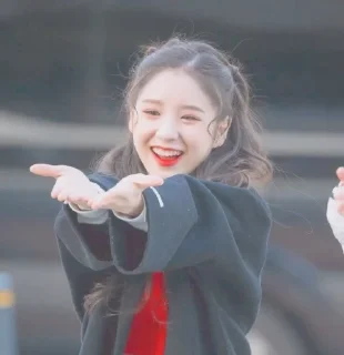Sticker from Heejin | by : @Tikelnysun