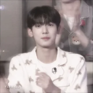 Sticker from 𝐇𝐀𝐍 𝐘𝐮𝐣𝐢𝐧 @Vioxxmw