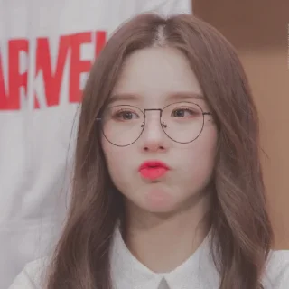Sticker from Heejin by 🥑