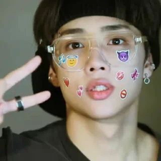 🌞 emoji 𝐊𝐈𝐌 𝐒𝐔𝐍𝐖𝐎𝐎 @SOHNIVERSERIC Telegram sticker 14 of 52