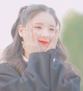 Sticker from Heejin | by : @Tikelnysun