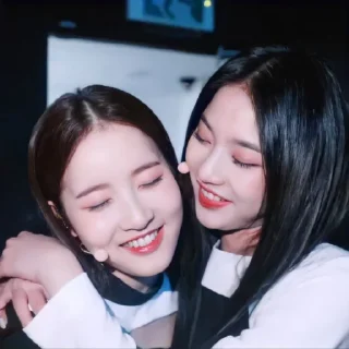 👩‍❤️‍💋‍👩 emoji ISA STAYC • @Leeisa Telegram sticker 20 of 59