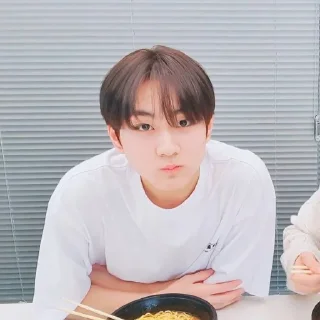 Sticker from ㅤ★ ! 💭 𝐉 𝐔 𝐍 𝐆 𝐖 𝐎 𝐍 ､@escupino