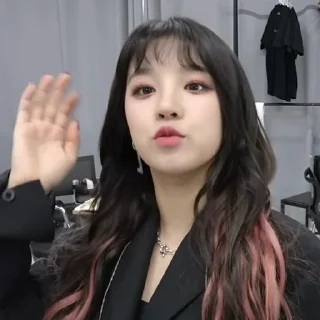 Sticker from ⭒ yuqi ，@bunnyieust