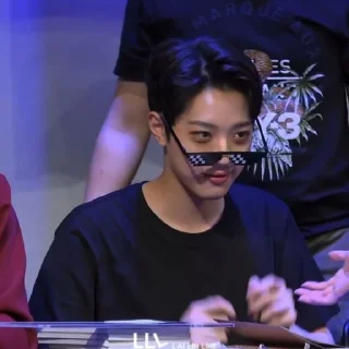 Sticker from Guanlin, @geuugeuu