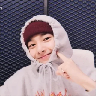 Sticker from ⿻̸ jeongin 、by @ryujinsverse ꒱